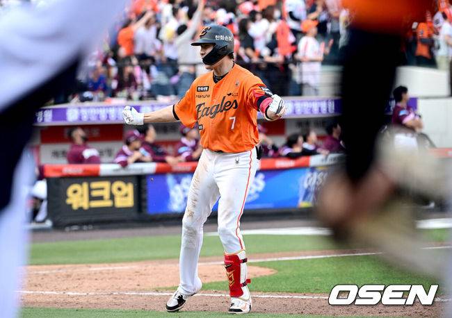 [OSEN=대전, 최규한 기자] 28일 대전 한화생명볼파크에서 ‘2026 신한 SOL KBO리그’ 개막전 한화 이글스와 키움 히어로즈의 맞대결이 열렸다.홈팀 한화는 윌켈 에르난데스, 방문팀 키움은 라울 알칸타라를 선발로 내세웠다. 8회말 2사 1, 2루 상황 한화 심우준이 동점 좌월 스리런포를 날린 뒤 환호하고 있다. 2025.03.28 / dreamer@osen.co.kr