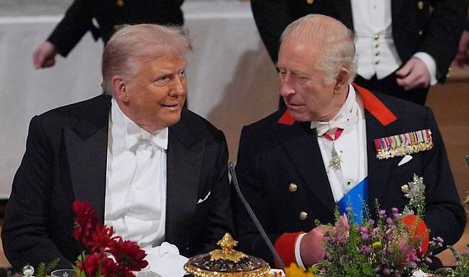 ドナルド・トランプ米大統領（左）と英国国王チャールズ3世。写真は2025年9月、トランプ大統領がチャールズ3世の招待で英国を国賓訪問した際のもの。 AFP聯合ニュース