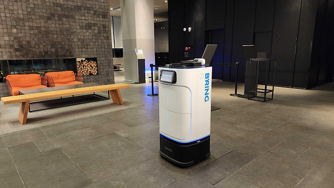 카카오모빌리티의 로봇 서비스 ‘브링’이 호텔에서 고객에게 어메니티를 배송하기 위해 움직이고 있다. 사진 제공=카카오모빌