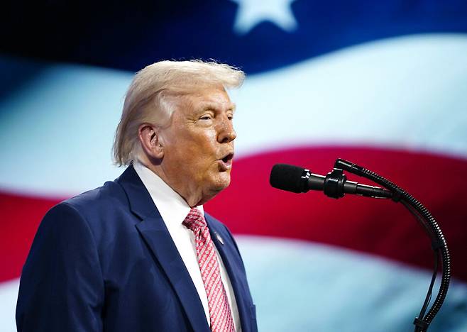 27일(현지시간) 도널드 트럼프 미국 대통령이 마이애미 비치의 파에나 호텔에서 열린 '미래 투자 이니셔티브 정상회의'에 참석해 연설하고 있다. ⓒAFP-연합뉴스