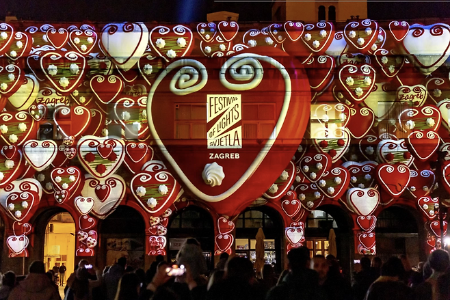 전시가 열린 건물 외벽에는 크로아티아의 전통적인 심장 모양 쿠키인 리치타르(Licitar)를 모티프로 한 3D 매핑 영상이 투영되어 관람객들의 시선을 사로잡았다. 리치타르는 유네스코 무형문화유산으로 등재된 크로아티아의 대표적인 문화 상징물로, 붉은 바탕에 정교한 장식이 입혀진 수많은 하트가 건물 전체를 뒤덮으며 따뜻하고 환상적인 분위기를 자출했다. 축제의 공식 로고가 새겨진 거대한 중앙 하트를 중심으로 펼쳐진 이 시각적 연출은 자그레브의 역사적 정체성과 현대적인 예술 기술을 조화롭게 결합하였다는 평가를 받았다. 사진제공|CNTB