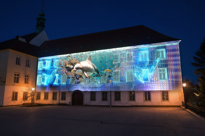 자그레브의 그라데츠 고원(Plato Gradec)은 블루 펄스(Blue Pulse)전시가 시작되자 해양 생태계 보호를 위한 강력한 메시지의 장으로 변모했다.18시 30분부터 23시까지 10분 간격으로 투영된 이 고해상도 매핑 영상은 유서 깊은 건물 외벽을 거대한 수족관으로 탈바꿈시켰다. 어둠 속에서 푸른 빛과 함께 등장한 돌고래와 다채로운 산호초는 관람객들을 신비로운 심해의 세계로 이끌었다. 그러나 이 아름다운 영상미 속에는 기후 변화로 인한 해수온 상승과 플라스틱 쓰레기로 고통받는 해양 생물의 현실, 그리고 이를 지키기 위해 고군분투하는 과학자들과 어민들의 이야기를 담고 있어 묵직한 울림을 주었다. 이 작품은 역사적 건축물 위에 현대적 영상 기술을 덧입혀 시각적 즐거움을 선사하는 동시에 환경 보호에 대한 경각심을 일깨우며, 자그레브 빛의 축제(Festival svjetla Zagreb)가 추구하는 예술의 사회적 역할을 잘 보여주었다. 사진제공|CNTB