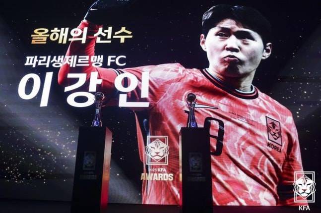 ▲ 이강인은 24일 충남 천안 코리아풋볼파크에서 열린 2025 대한축구협회(KFA) 어워즈에서 남자부 올해의 선수상을 받았다. 여자부 올해의 선수는 장슬기에게 영광이 돌아갔다. 올해의 지도자는 이정효 감독과 강선미 감독이다. ⓒ 대한축구협회