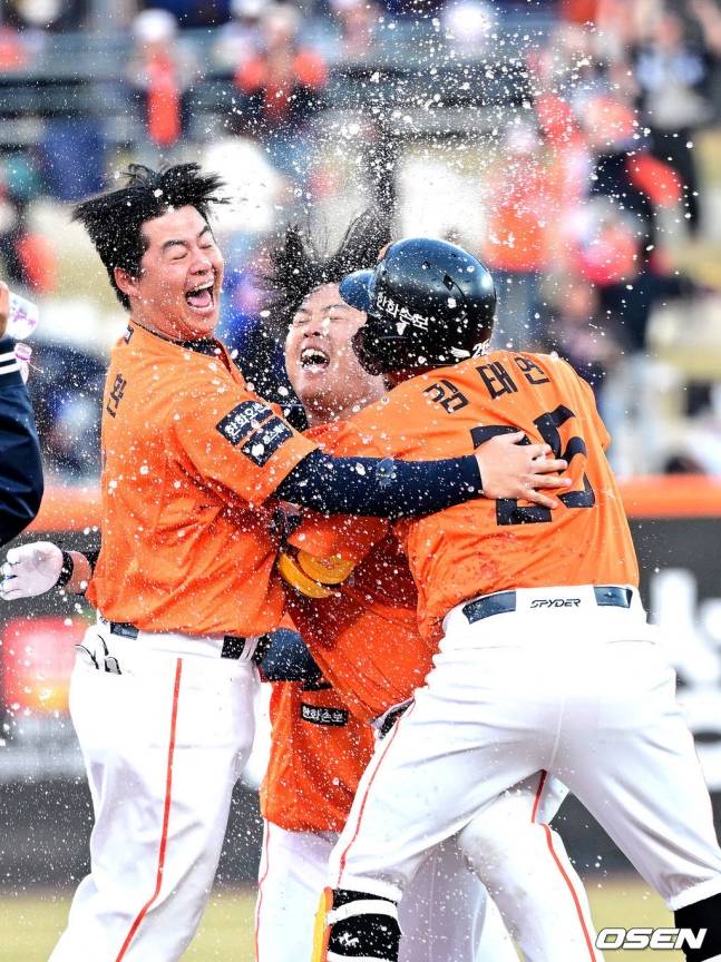 한화 이글스 강백호(가운데)가 28일 대전 한화생명볼파크에서 열린 키움 히어로즈와 2026 신한 SOL KBO리그 개막전에서 연장 11회말 끝내기 안타를 때린 뒤 노시환(왼쪽), 김태연과 함께 기뻐하고 있다.