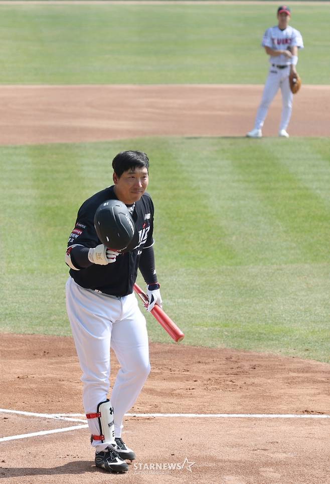 [B하인드★] KT맨 김현수, 개막전 20안타 달성! 옛 캡틴 오지환 등진 채 환호작약!