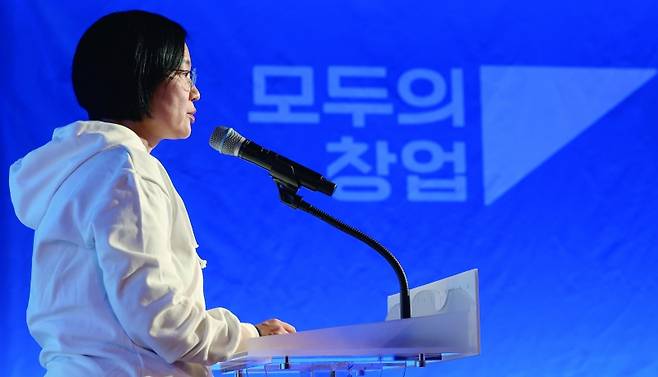 정부가 K자형 성장 돌파구로 청년 창업을 제시하며 국가창업시대를 선언했다. 사진은 3월 21일 모두의 창업 발대식에 참석해 인사말을 하고 있는 한성숙 중기부 장관.[사진 | 뉴시스]