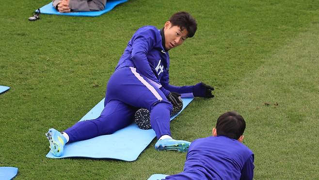 홍명보 감독이 이끄는 대한민국 축구 국가대표팀은 오는 28일 오후 11시 영국 밀턴 케인즈의 스타디움 MK에서 코트디부아르와 A매치 친선 경기를 치른다. 코트디부아르전은 대한민국 남자 축구 국가대표팀의 기념비적인 1000번째 A매치다. 대표팀은 999경기를 치르는 동안 통산 542승245무212패의 A매치 전적을 기록 중이다. 그러나 경기를 앞두고 대표팀 주장 손흥민(LAFC)의 몸 상태가 좋지 않으면서 한국의 통산 1000번째 A매치 출전할지 의문부호가 붙었다. 연합뉴스