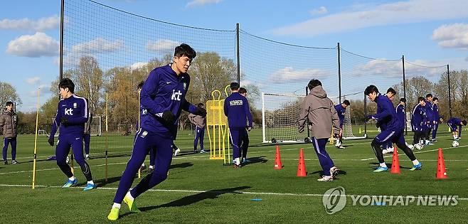 훈련하는 김민재 (밀턴킨스[영국]=연합뉴스) 최재구 기자 = 코트디부아르전을 앞둔 한국 축구 국가대표팀의 김민재가 26일(현지시간) 영국 런던 북서쪽 밀턴킨스 MK돈스 훈련장에서 팀 동료들과 훈련하고 있다. 2026.3.27 jjaeck9@yna.co.kr