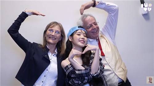 아이유 만난 '유애나 미국 할아버지' 제브 라테트 씨  [제브 라테트 씨의 개인 유튜브 채널 'Zev Does KDrama' 영상 캡처. 재판매 및 DB 금지]