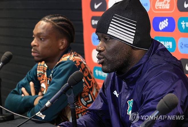 공식 기자회견 하는 코트디부아르 (밀턴킨스[영국]=연합뉴스) 최재구 기자 = 한국과의 경기를 앞둔 코트디부아르전 축구대표팀의 에메르스 파에 감독과 마르시알 고도가 27일(현지시간) 영국 밀턴킨스 스타디움 MK에서 공식 기자회견을 하고 있다. 2026.3.28 jjaeck9@yna.co.kr