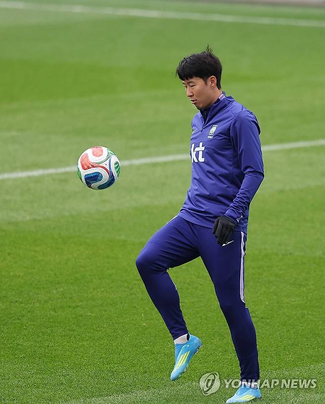 훈련하는 손흥민 (밀턴킨스[영국]=연합뉴스) 최재구 기자 = 코트디부아르전을 하루 앞둔 한국 축구 국가대표팀 주장 손흥민이 경기가 열릴 영국 밀턴킨스 스타디움MK에서 27일(현지시간) 훈련하고 있다. 2026.3.28 jjaeck9@yna.co.kr