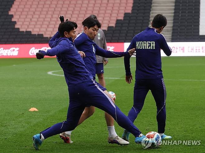 훈련하는 손흥민 (밀턴킨스[영국]=연합뉴스) 최재구 기자 = 코트디부아르전을 하루 앞둔 한국 축구 국가대표팀 주장 손흥민이 경기가 열릴 영국 밀턴킨스 스타디움MK에서 27일(현지시간) 훈련하고 있다. 2026.3.28 jjaeck9@yna.co.kr
