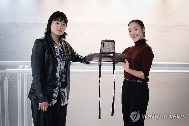 창작발레 '갓' 합작한 작곡가와 안무가 (서울=연합뉴스) 류효림 기자 = 창작발레 '갓'의 박소연 안무가(오른쪽), 최민지 작곡가가 지난 24일 서울 서초구 윤별발레컴퍼니 연습실에서 인터뷰에 앞서 포즈를 취하고 있다. 2026.3.26 ryousanta@yna.co.kr