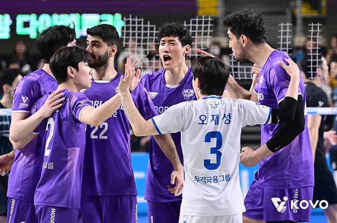 득점 후 기뻐하는 우리카드 선수들 [한국배구연맹 제공. 재판매 및 DB 금지]
