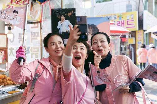 영화 '파일럿'에 등장하는 트로트 가수 이찬원의 열혈 팬들 [영화 '파일럿' 제공. 재판매 및 DB 금지]