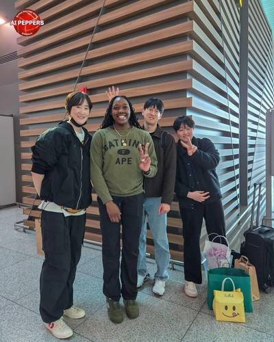 조이(중앙) 출국 때 함께한 장소연 페퍼저축은행 감독(맨 왼쪽) [페퍼저축은행 SNS 캡처. 재판매 및 DB 금지]