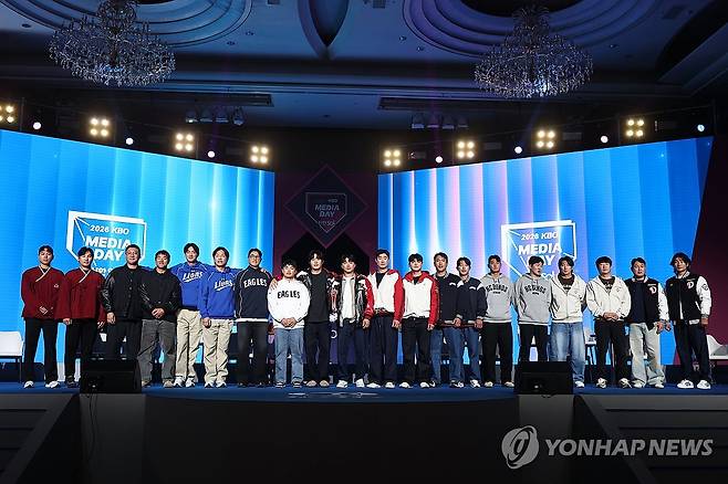 2026 신한 SOL KBO 리그 미디어데이 (서울=연합뉴스) 윤동진 기자 = 26일 서울 롯데호텔 월드에서 열린 2026 신한 SOL KBO 리그 미디어데이에서 선수단이 단체촬영을 하고 있다. 2026.3.26 mon@yna.co.kr
