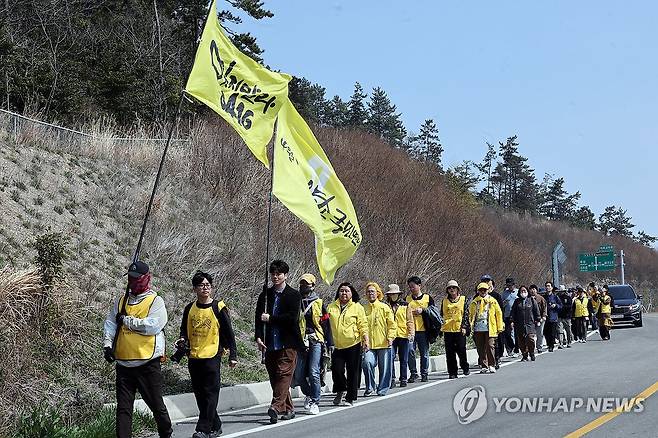 세월호 참사 12주기 팽목항 순례길 (진도=연합뉴스) 김혜인 기자 = 세월호 참사 12주기를 19일 앞둔 28일 전남 진도 임회면 한 도로에서 시민단체와 유가족들이 팽목항을 향해 이동하고 있다. 2026.3.28 in@yna.co.kr