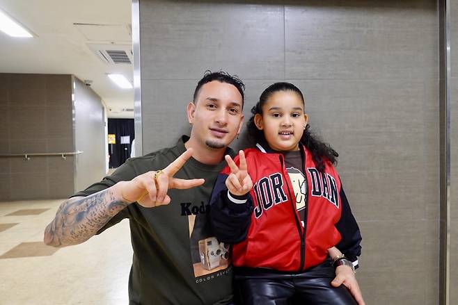 아버지 루이스(왼쪽)와 함께 장충체육관을 찾은 시아나 [촬영 이동칠]