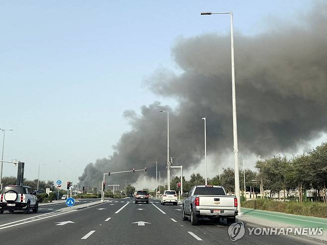 지난 1일 아부다비 자예드항구에 이란 미사일로 인한 화재가 발생한 모습.  [로이터 연합뉴스 자료사진. 재판매 및 DB 금지]