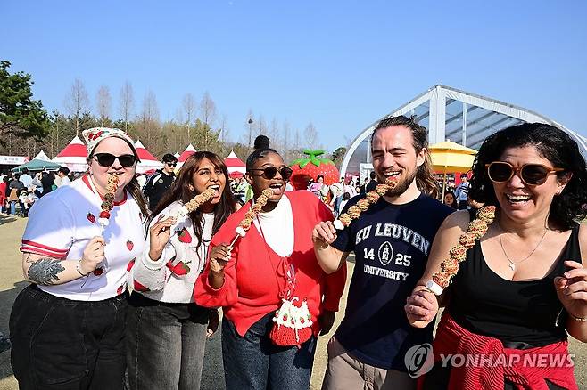 즐거움 가득한 논산 딸기축제장 (논산=연합뉴스) 28일 논산딸기축제장을 찾은 관광객들이 딸기 디저트를 먹으며 즐거운 시간을 보내고 있다. 2026.3.28 [논산시 제공. 재판매 및 DB 금지] coolee@yna.co.kr
