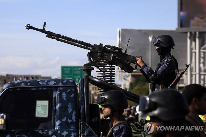 후티 무장대원 (사나 EPA=연합뉴스) 27일(현지시간) 예멘 수도 사나에서 후티 반군 지지자들이 이란 지지 집회를 여는 가운데 후티 무장대원이 기관총을 들고 섰다. 2026.3.28. photo@yna.co.kr