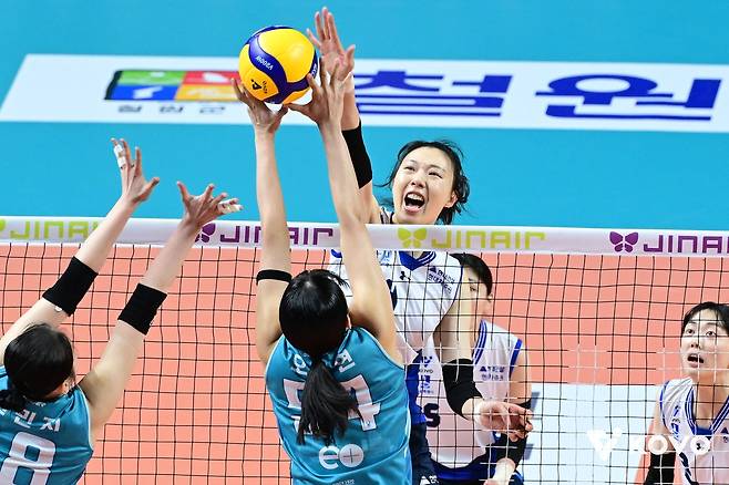 공격하는 현대건설의 양효진(중앙) [한국배구연맹 제공. 재판매 및 DB 금지]