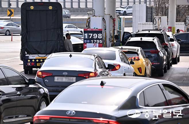 정부가 2차 석유 최고가격제를 시행한지 사흘째인 29일 오전 용인시 기흥구 한미석유 기흥주유소에서 운전자들이 보다 싼 값에 주유를 하기 위해 길게 줄지어 서 있다. 김경민기자