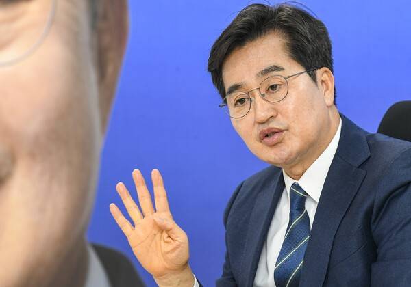 더불어민주당 김동연 경기지사 경선 후보가 기호일보와의 인터뷰에서 발언하고 있다.