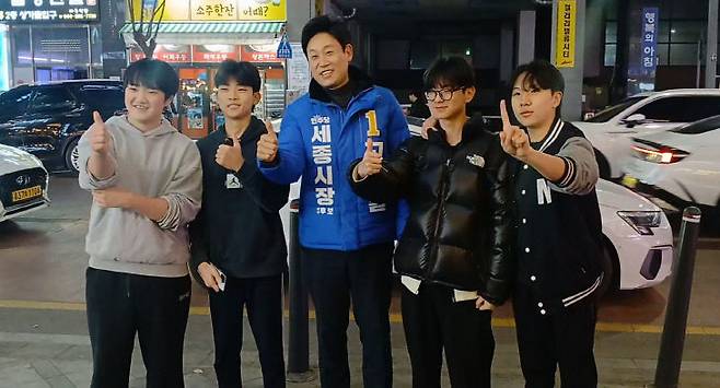 고준일 예비후보가 청소년들과 만나 대화를 나누고 있다. (사진=고준일 시장 예비후보 캠프 제공)