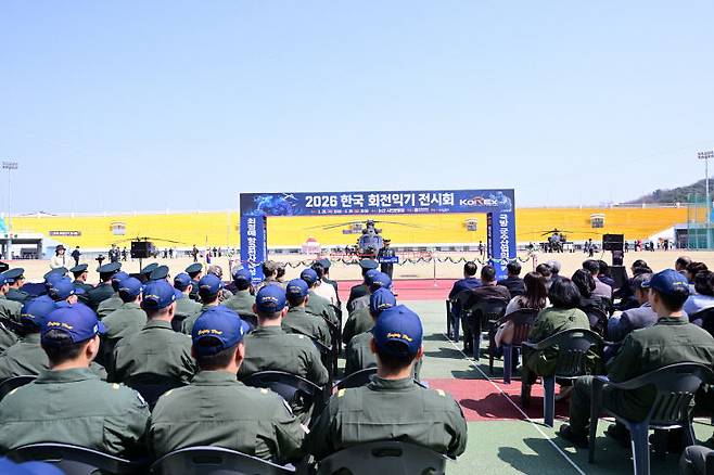 논산시는 26일, 논산딸기축제의 핵심 프로그램인 ‘한국회전익기 전시회(KoREx)’가 논산시민운동장에서 화려한 막을 올렸다.(사진=논산시 제공)