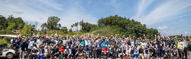 2025년 충남대 총동창회장배 골프대회에 참석한 동문들이 드론을 향해 손흔들고 있다.                  사진=충남대 총동창회 제공