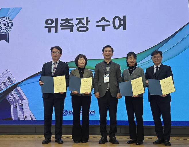 한기온 충남대 총동창회장(사진 가운데)이 유영돈 중도일보 사장(사진 왼쪽)에게 자문위원 위촉장을 수여하고, 김종만 메디컬 숲 대표원장(대전시수의사회장. 사진 오른쪽에서 첫번째)에게 운영부회장 위촉장을 전달하고 있다.                               사진 한성일 기자