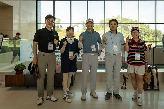 충남대학교 총동창회장배 골프대회에서 동문들이 모교 발전을 기원하며 파이팅을 외치고 있다.             사진=충남대 총동창회 제공