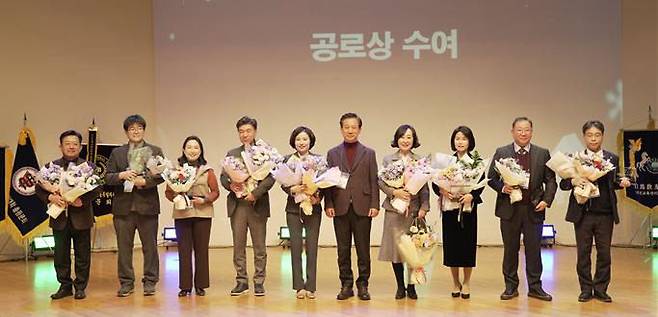 지난해 연말 충남대 총동문회 송년회에서 공로상 수상자들이 함께 기념사진을 찍고 있다.                 사진 한성일 기자