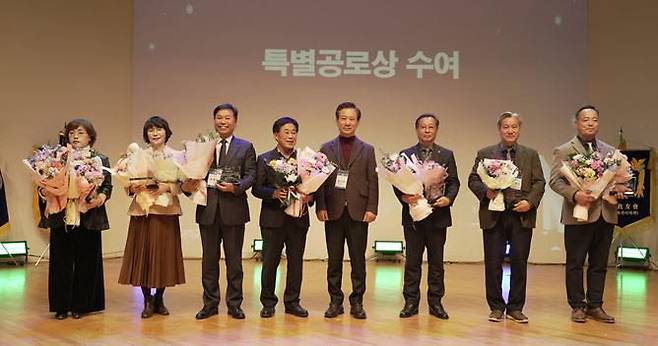 특별공로상 수상자들이 한기온 회장과 기념사진을 찍고 있다.                                                  사진 한성일 기자
