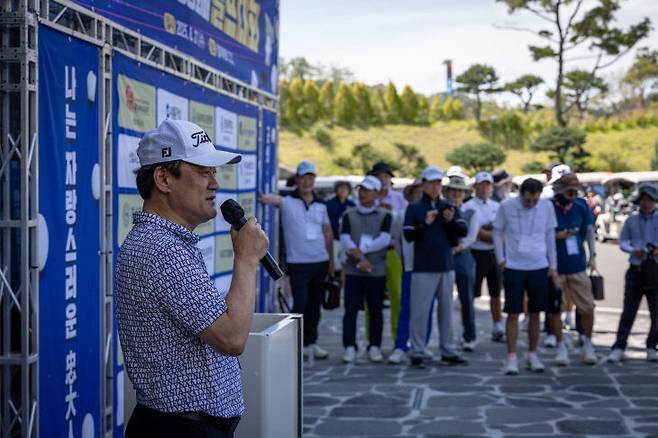 이형권 충남대 총동창회 특임부회장(충남대 국어국문학과 교수, 도서관장)이 충남대 총동창회장배 골프대회 집행위원장을 맡아 대회 진행에 대해 안내하고 있다.                                            사진=한성일 기자