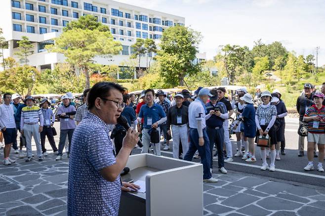 박종훈 충남대 총동창회 행사부회장이  충남대 총동창회장배 골프대회에서 사회를 보고 있다.                                                사진=한성일 기자
