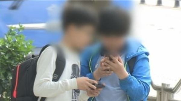 스마트폰을 사용하는 어린이들. 연합뉴스
