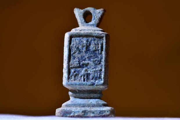 무게를 재는 ‘청동추’. <송광사 성보박물관 제공>