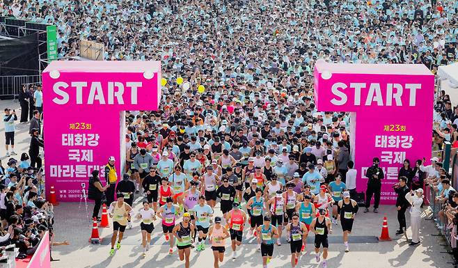 울산매일신문UTV가 주최·주관하고 울산광역시가 후원한 '제23회 태화강국제마라톤대회'가 7,000여 명의 역대 최대 참가자 수를 기록하며 지난 28일 울산 태화강국가정원 일원에서 성황리에 개최됐다. 이수화 기자