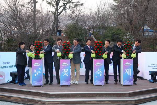 28~29일 북부동 삼계근린공원 벚꽃숲길 일원(김해시장애인종합복지관 옆)에서 제4회 북부동 봄의눈꽃축제가 열려 관람객 4000여 명이 찾았다. /김해시