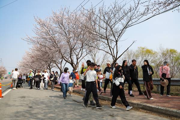 김해시 한림면주민자치회와 한림면체육회가 공동 주최한 제18회 화포천 아우름길 걷기축제가 29일 화포천체육공원 일원에서 열렸다. /김해시