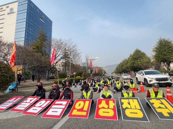 민주노총 경남지역본부가 28일 오후 4시 창원시 성산구 최윤덕 장상 앞에서 원청교섭 촉구 집회를 개최했다. 이날 참가자들이 손팻말을 들어보이고 있다. /민주노총 경남지역본부