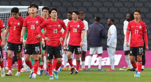 한국 축구대표팀이 29일 영국 밀턴킨스 스타디움 MK에서 열린 코트디부아르와 평가전에 나섰으나 4대0으로 패한 뒤 아쉬워하고 있다. 연합뉴스
