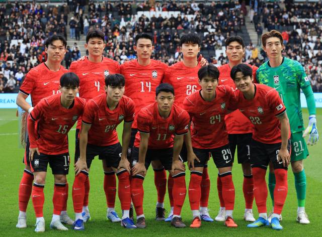 한국 축구대표팀 선수들이 29일 영국 밀턴킨스 스타디움 MK에서 코트디부아르와 친선 경기가 열리기 전 기념 사진을 찍고 있다. 연합뉴스
