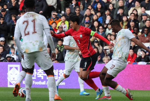 한국 축구대표팀의 손흥민이 29일 영국 밀턴킨스 스타디움 MK에서 열린 코트디부아르와 평가전 도중 돌파를 시도하고 있다. 연합뉴스