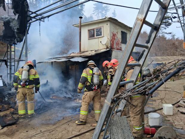 영주소방서 소방관들이 지난 24일 영주시 이산면 소재 한 주택에서 발생한 화재를 진압하고 있다. 영주소방서 제공