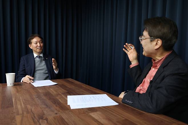 ▲ 대구지방법원장을 역임한 한재봉 변호사(법무법인 법연 대표)가 경북일보TV '만나GO'에 출연하고 있다. 권남인 기자