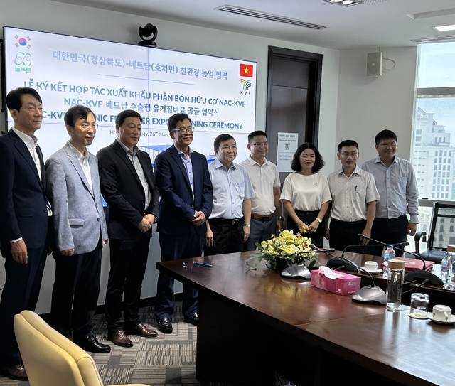 경북 봉화군과 늘푸른(주), 베트남 KVF 관계자들이 26일 호찌민에서 열린 유기질비료 수출 협약식에서 기념촬영을 하고 있다. 이번 계약은 국내 농업법인이 베트남 국영기업과 직접 체결한 첫 사례로 평가된다. 봉화군 제공